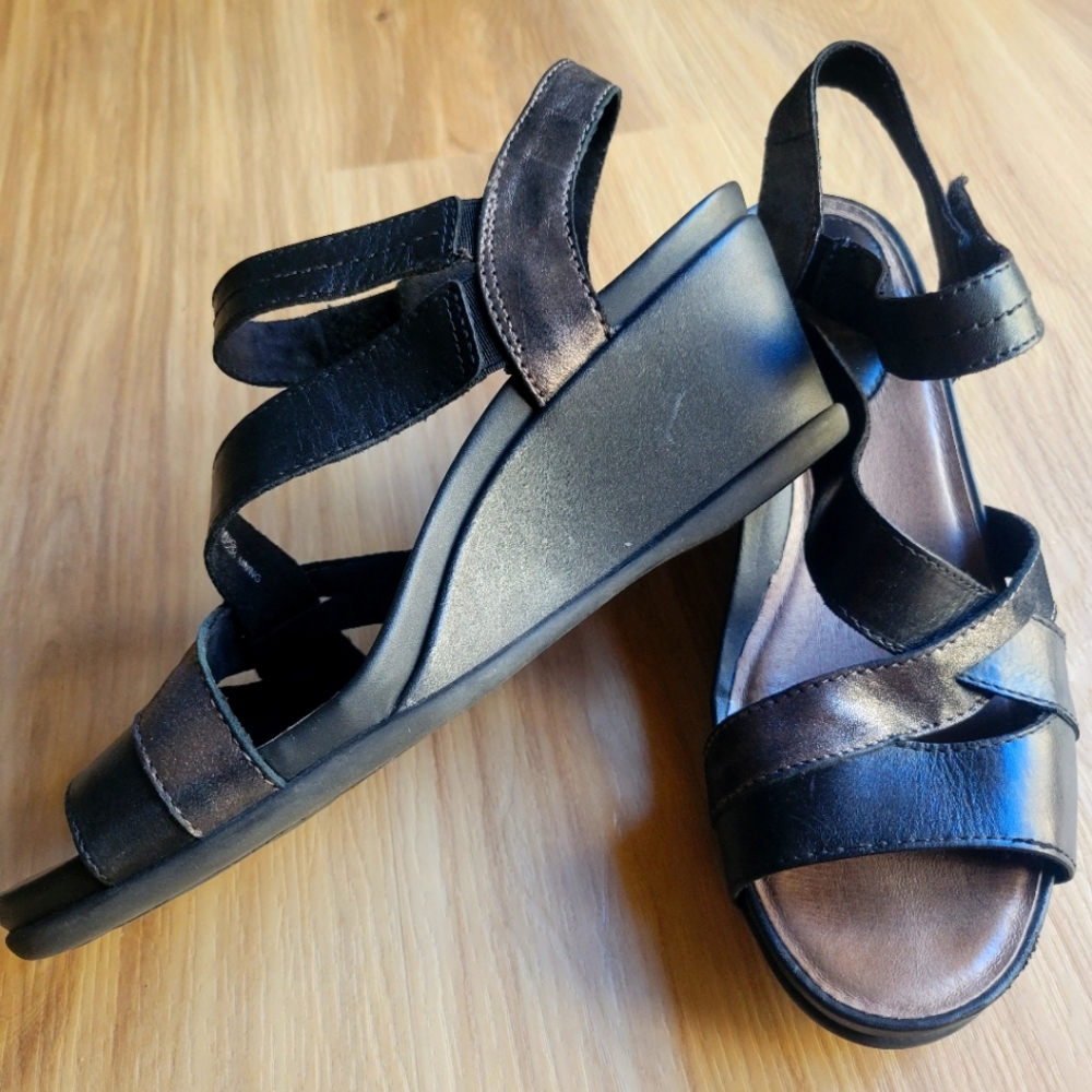 Wedge Sandal, Black w/bronze metallic accent